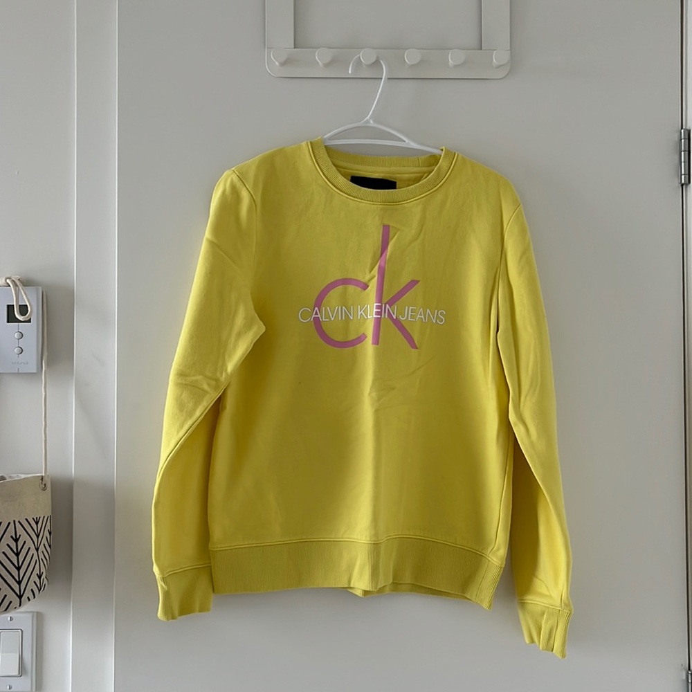 Yellow Calvin Klein crewneck💛